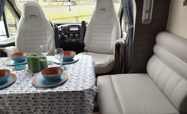 Poseidon – Beau grand camping-car 4 personnes - version luxe McLouis.