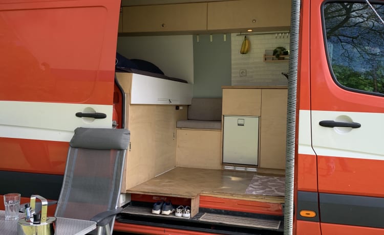 VW Crafter TDI – Moderner selbstgebauter Camper mit Charakter