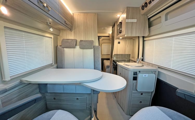 Betty George – Elddis 4-persoons automatische campervan 2024