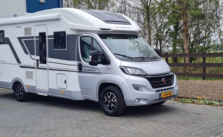 670dc – Sehr luxuriöser Camper mit freistehendem Bett und viel Sitzfläche