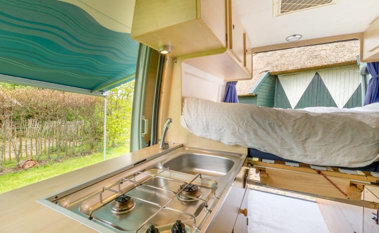 Joli bus camping-car entièrement équipé avec panneaux solaires