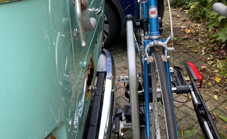 MIJNHEER DE WIT – Classic on the road with a VW van