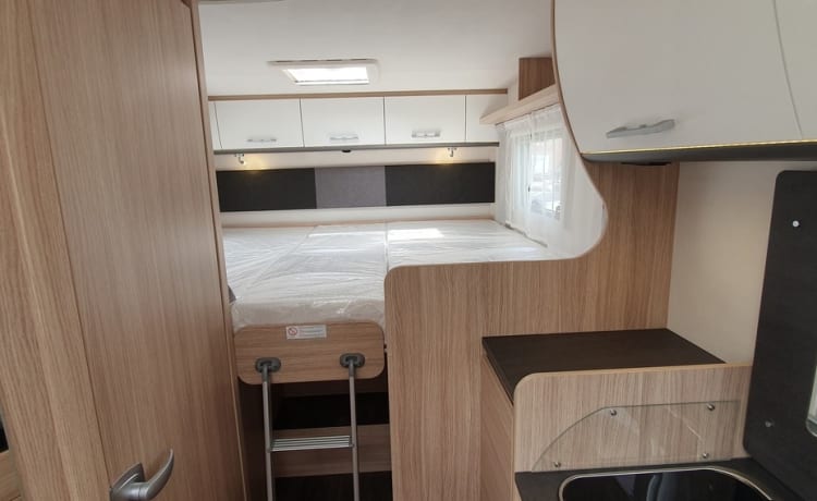 Camper: New, Luxury & 6.96 mtr. for 2, 3 or 4 people