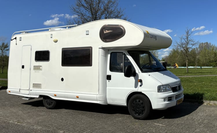 4 persoons Sun Living alkoofcamper uit 2004