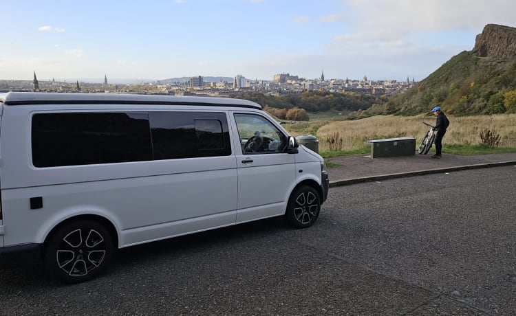 Vanhalla – VW T5 Campervan Nieuw omgebouwd in 2024 LWB 4-persoons