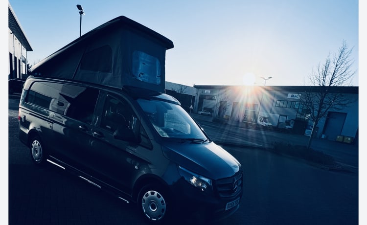 Victor  – Camper Mercedes-Benz passo extra lungo con 4 posti letto 