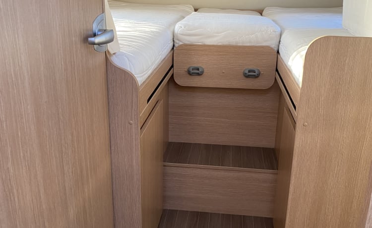 Bono – Family camper with pull-down bed and length beds