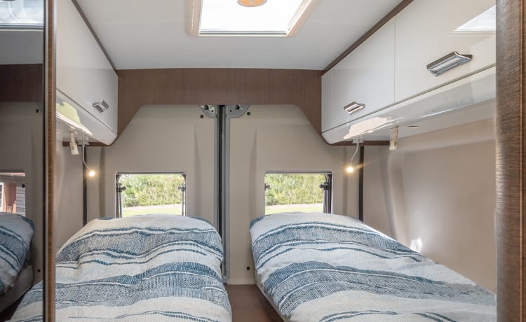 Off the Grid - 1 – Super new 6.36 bus camper with automatic transmission and solar panel, "of the Grid nr 1"