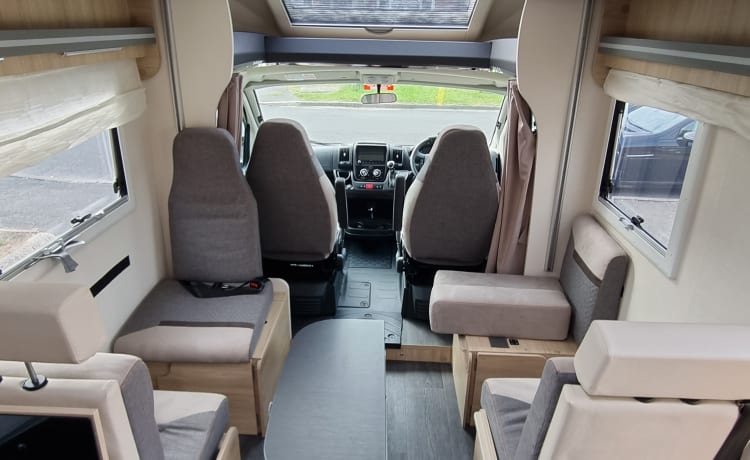 Betty Bob – Betty Bob is een luxe automatische camper met 5 zitplaatsen en 6 slaapplaatsen uit 2021, perfect