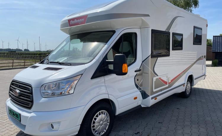 4 Pers. Herausforderer. Geräumiger, moderner und luxuriöser Camper mit AIRCO und 2x TV.