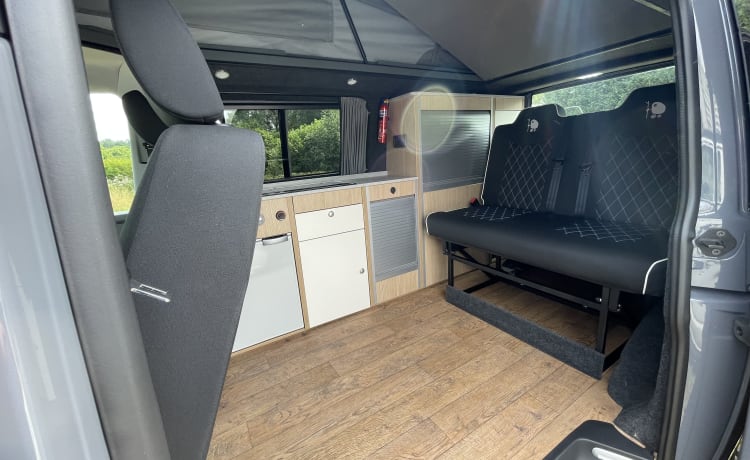 YS22RYH NOMAD Romford – Nomad Camper Bristol mit 4 Schlafplätzen