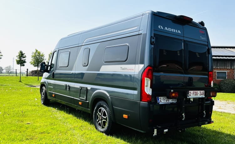 Twin Explorer SLB Luxe Fiat 140 AT9V 3,5T Automaat – 2p Adria Mobil bus uit 2024