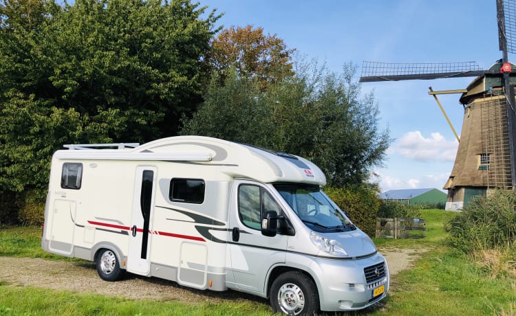 Sehr luxuriöser und geräumiger Familiencamper Adria Matrix (max. 5 Pers.).