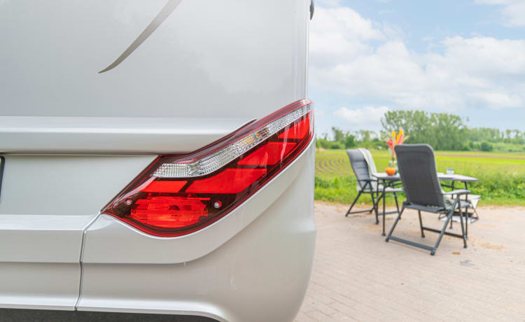 Ga op avontuur met deze luxueuze Mercedes-Benz mobilhome uit 2022!