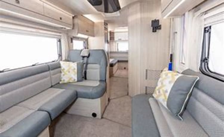 Maverick – Luxe 4-persoons camper (2 salons, 3 aparte slaapgedeeltes)