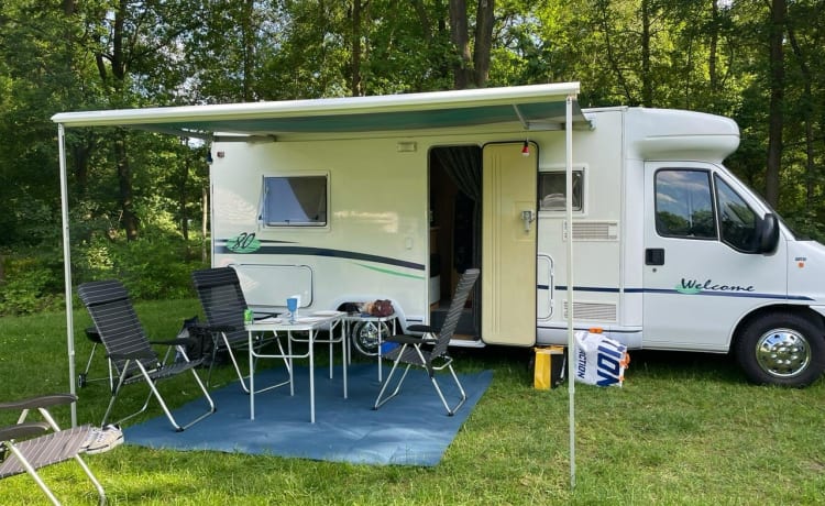 Attraktiver Camper mit festem Bett und einfach zu parken