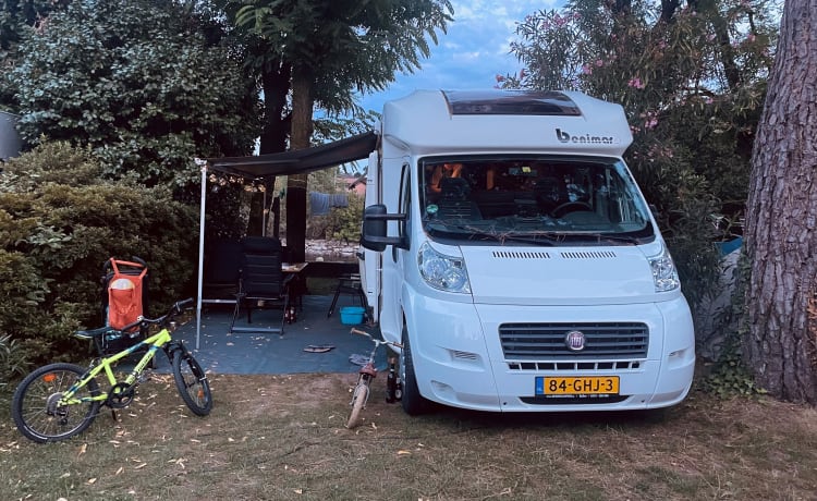 Camper Benimar moderno con ampio garage (per biciclette).