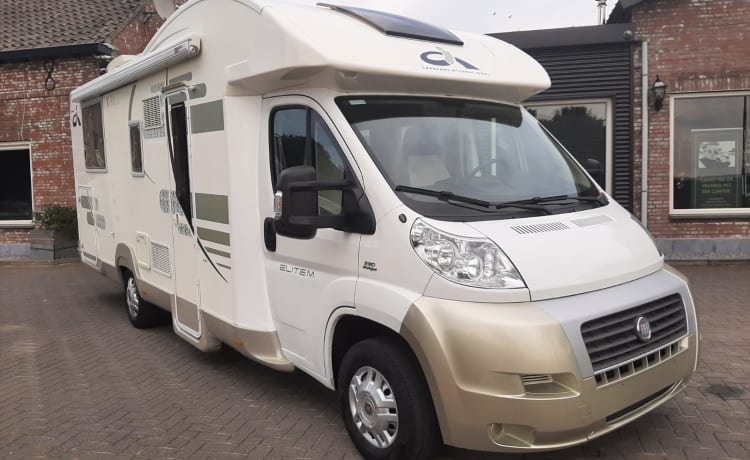 CI X-TIL – Very luxurious 4 person camper with queen bed and pull-down bed, lots of storage space