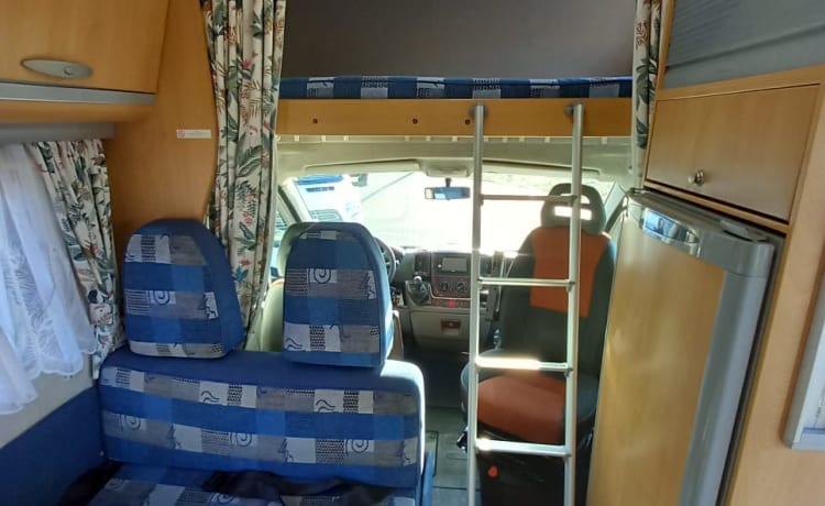 Camper familiare con garage XL e un'accogliente area salotto! (6 persone)