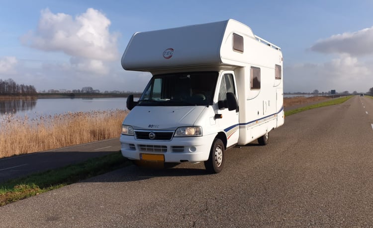 Camper_Vibes_ – Capucine Fiat Ducato de 2004 (4 couchages spacieux)