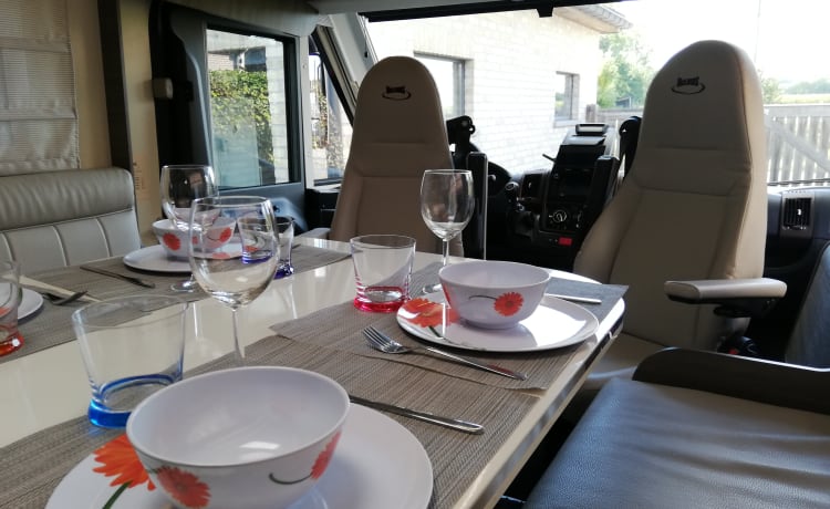 Luxurious family camper with a great sense of space and great travel comfort