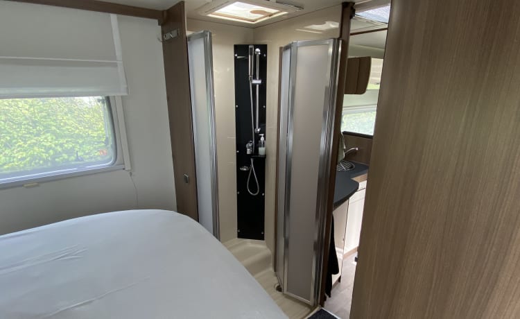 Luxe tweepersoons Queensbed camper Chausson – Volledig ingericht 