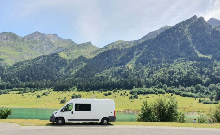 Cozy, very complete bus camper