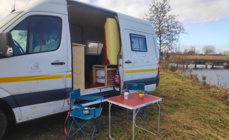 In un'avventura con il nostro spazioso camper 2-6p (convertito VW Crafter)