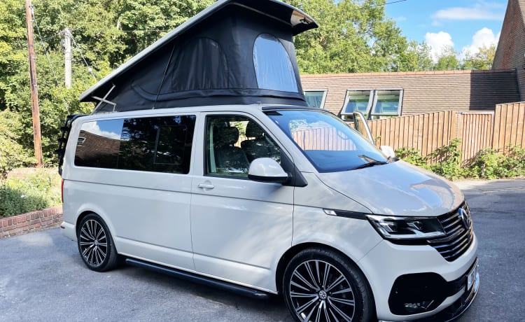 The Lillie camper – Wohnmobil VW T6.1 mit 4 Schlafplätzen und Markise