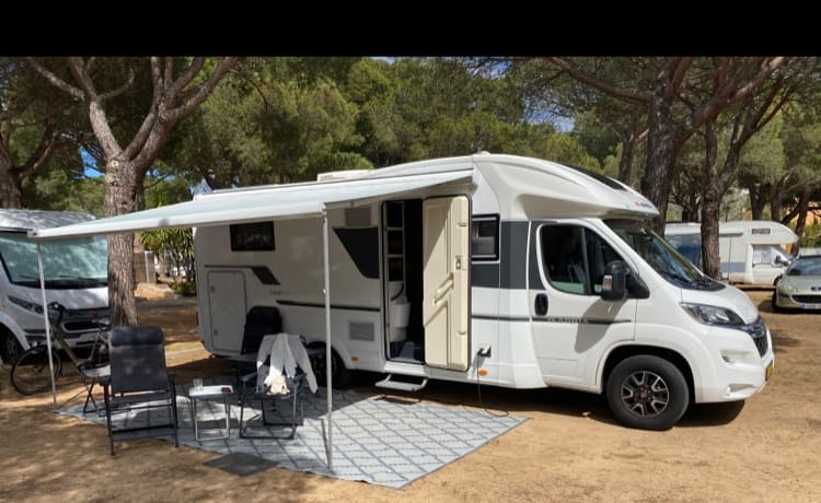 . – Camping-car semi-intégré Adria complet de luxe