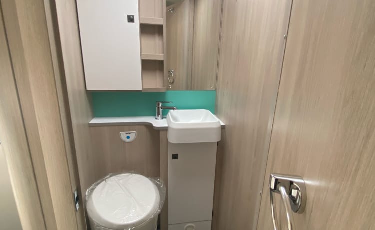 Tom – New! Luxury 4 berth, island bed