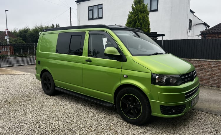 Opvallende VW T5.1 camper met 4 slaapplaatsen