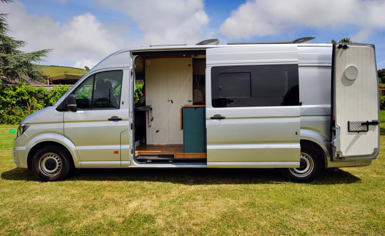 Klaus – VW Crafter 2018, ervaar stealth-luxe op wielen. Klaar voor avontuur,