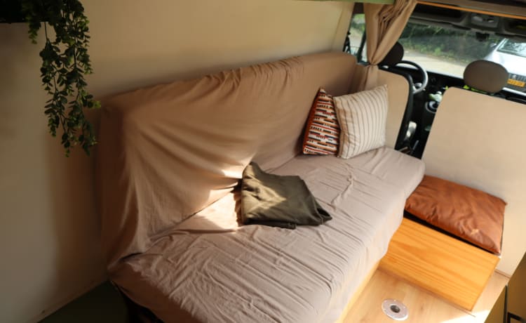 Jeanne – Off grid self-build camper van