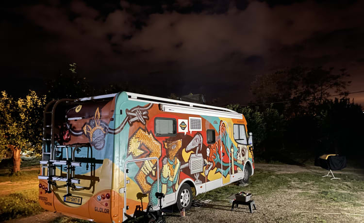 Camper by sogoshow – Street-art gespoten 4p Dethleffs integrated uit 2011