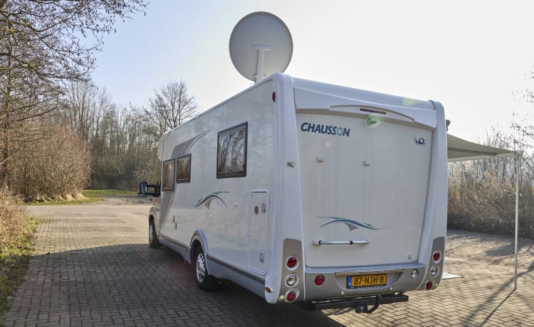 Van alle gemakken voorzien – Geniet van onze  camper met 2 persoons bed in de midden.