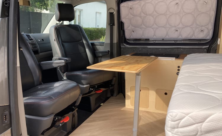 2p Volkswagen campervan uit 2014 met groot vast bed