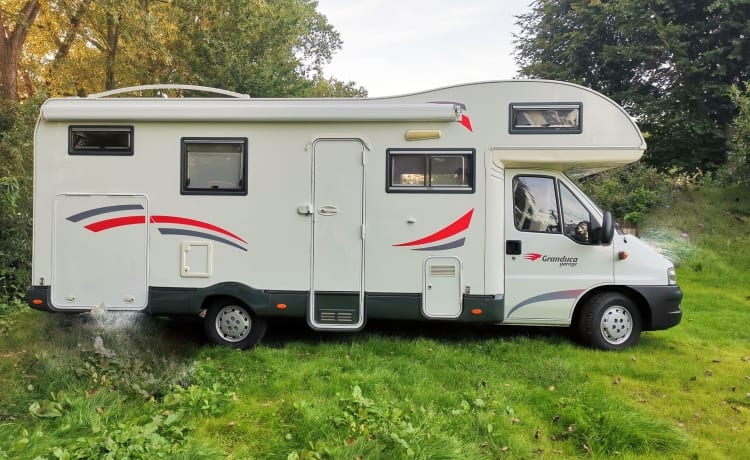 Fiat Granduca met grote garage en 2 vaste grote bedden.