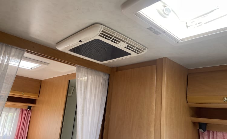 Corné & Joy – Complet avec air conditionné - UNIQUE !! Camping-car pour 4 personnes RÉSERVEZ MAINTENANT !