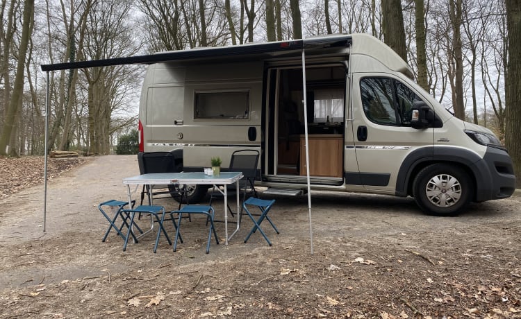 Compacte (6m) Camper die je in staat stelt overal te staan