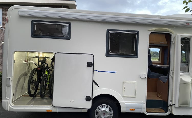 Camper Benimar moderno con ampio garage (per biciclette).