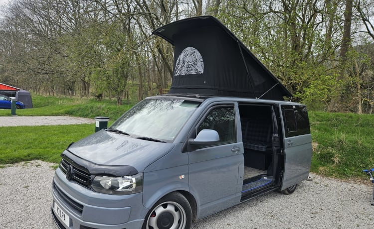 Frank. – Volkswagen Wohnmobil mit 4 Schlafplätzen aus dem Jahr 2004