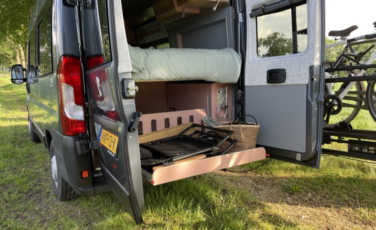 Roze Roadtripper – Compacte modulaire buscamper voor 2 personen 