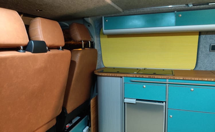 VW Camper mit 4 Schlafplätzen