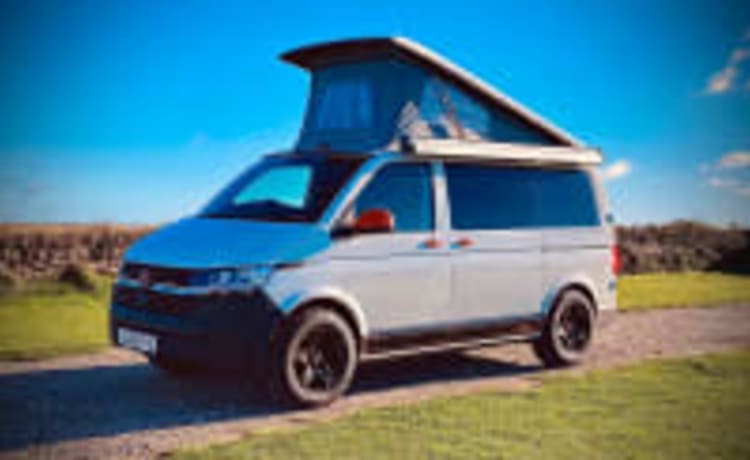 The Surfer – 2020 Top Spec luxe VW Campervan. Verken Cornwall in stijl.