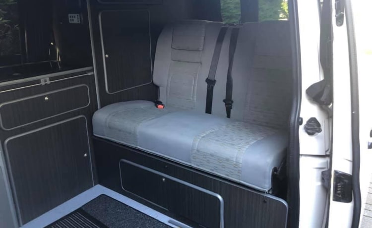 Flo! – Flo! - Il nostro divertente e comodo camper Volkswagen Transporter 5.1 a 4 posti letto 