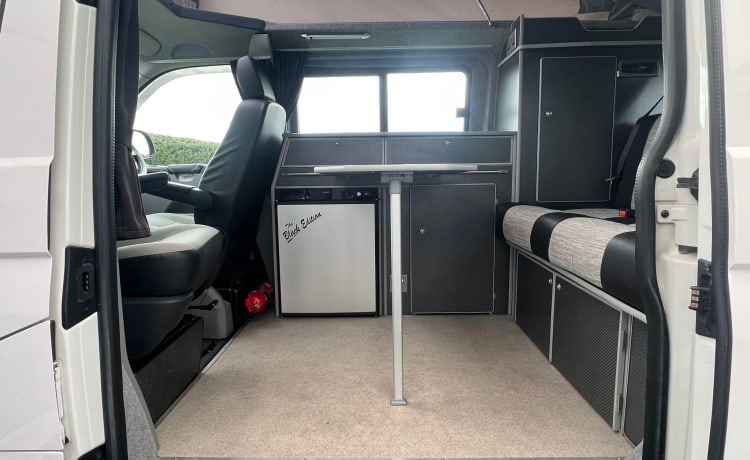 Cooper – Luxus Volkswagen Transporter POP TOP mit 4 Schlafplätzen und Markise