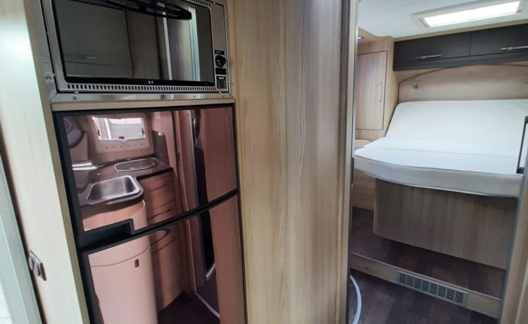 CI X-TIL – Very luxurious 4 person camper with queen bed and pull-down bed, lots of storage space