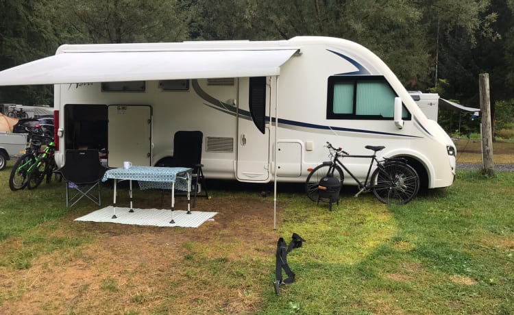 Camping-car spacieux et soigné pour 4 personnes avec lit Queen et lit escamotable pour 2 personnes.