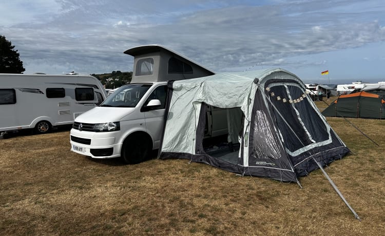 Hoogwaardige 4-persoons VW T5.1 pop-top campervan